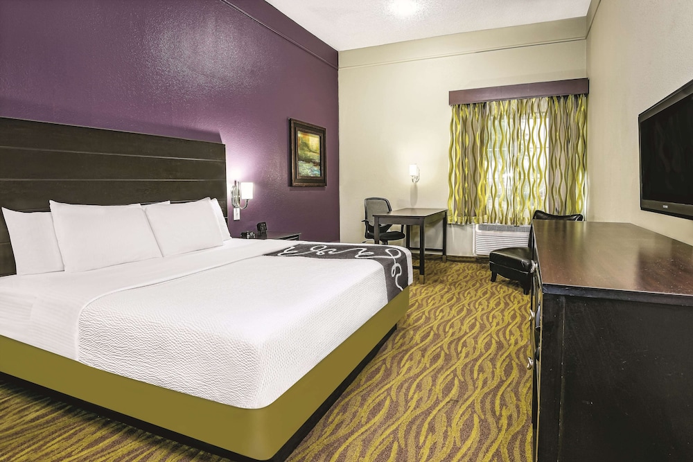 la quinta inn and suites by wyndham laredo airport