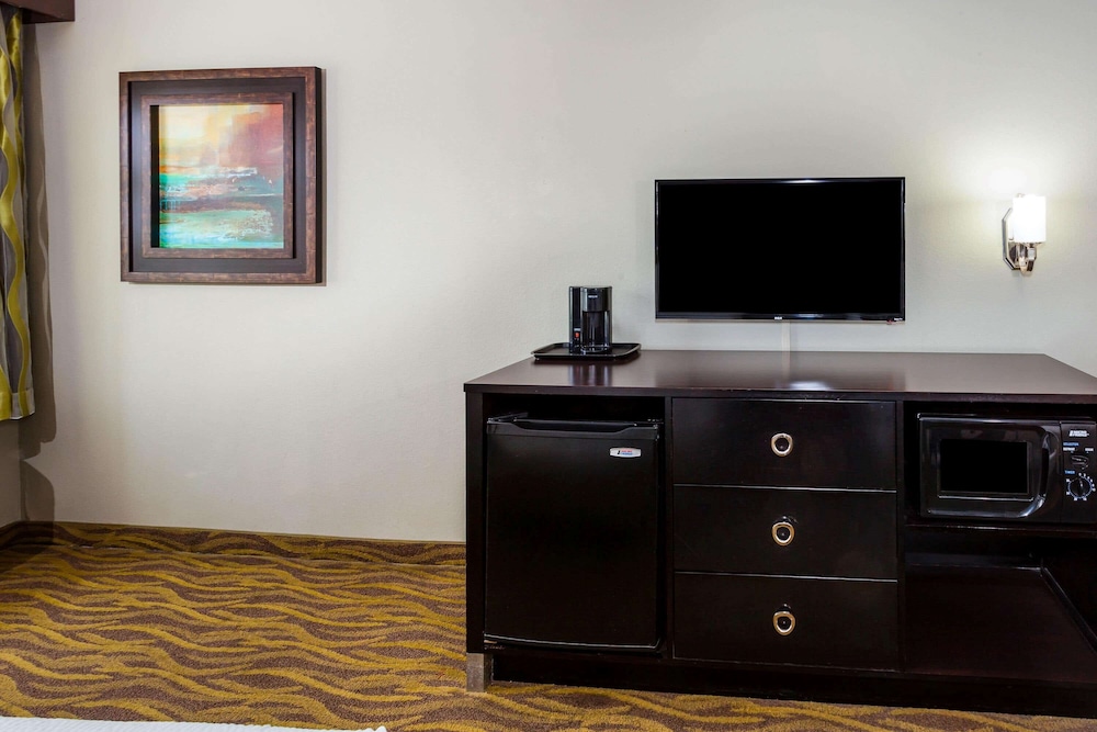 la quinta inn and suites by wyndham laredo airport