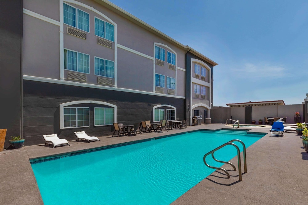 la quinta inn and suites by wyndham laredo airport