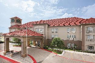 la quinta inn and suites by wyndham laredo airport