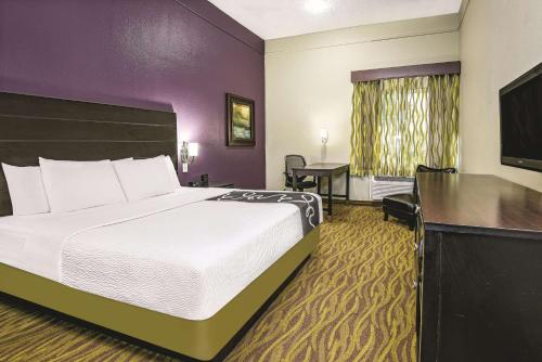 la quinta inn and suites by wyndham laredo airport