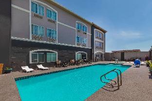 la quinta inn and suites by wyndham laredo airport