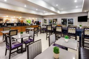 la quinta inn and suites by wyndham laredo airport
