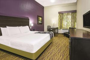 la quinta inn and suites by wyndham laredo airport
