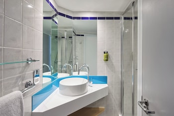 holiday inn express london limehouse by ihg