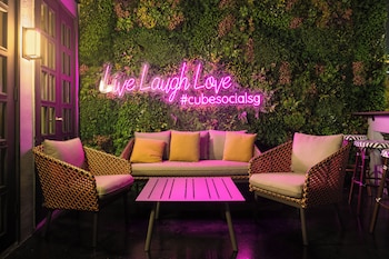 cube social boutique capsule hotel boat quay