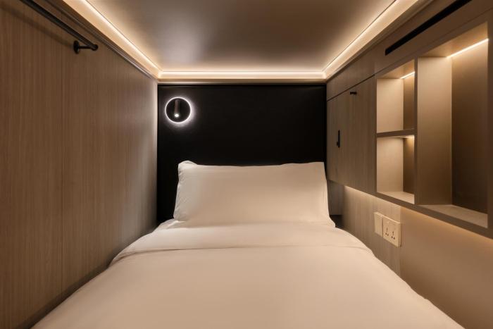 cube social boutique capsule hotel boat quay
