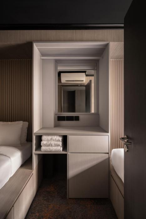 cube social boutique capsule hotel boat quay