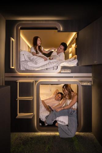 cube social boutique capsule hotel boat quay