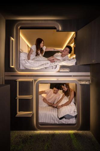 cube social boutique capsule hotel boat quay