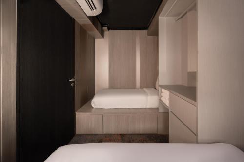 cube social boutique capsule hotel boat quay