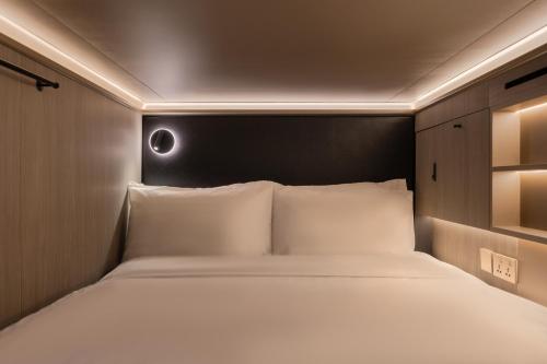 cube social boutique capsule hotel boat quay