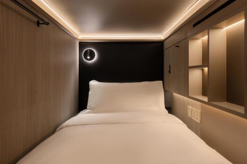 cube social boutique capsule hotel boat quay