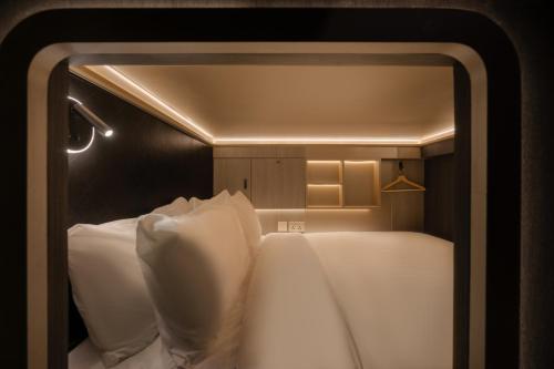 cube social boutique capsule hotel boat quay
