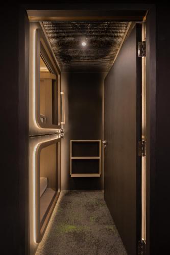 cube social boutique capsule hotel boat quay