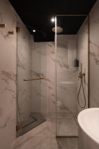 cube social boutique capsule hotel boat quay
