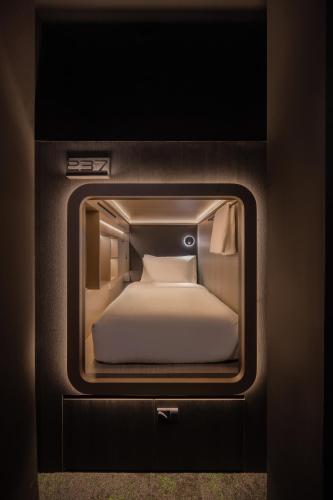 cube social boutique capsule hotel boat quay