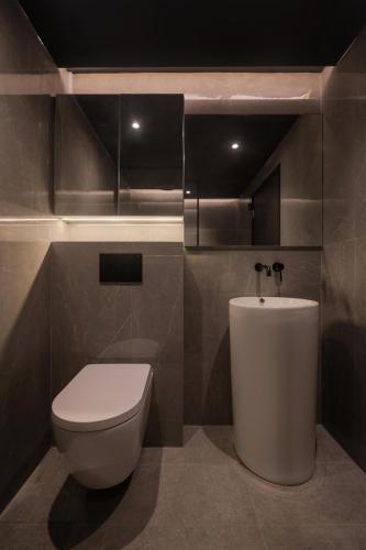 cube social boutique capsule hotel boat quay