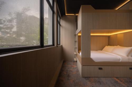 cube social boutique capsule hotel boat quay