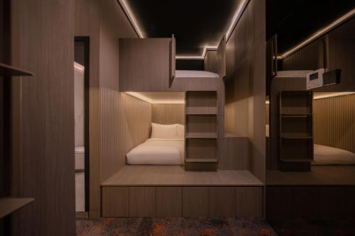 cube social boutique capsule hotel boat quay