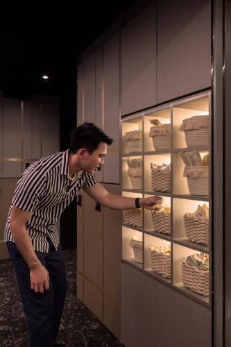 cube social boutique capsule hotel boat quay
