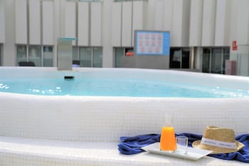 port azafata valencia hotel