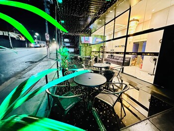 on hostel premium com traslado e cafe