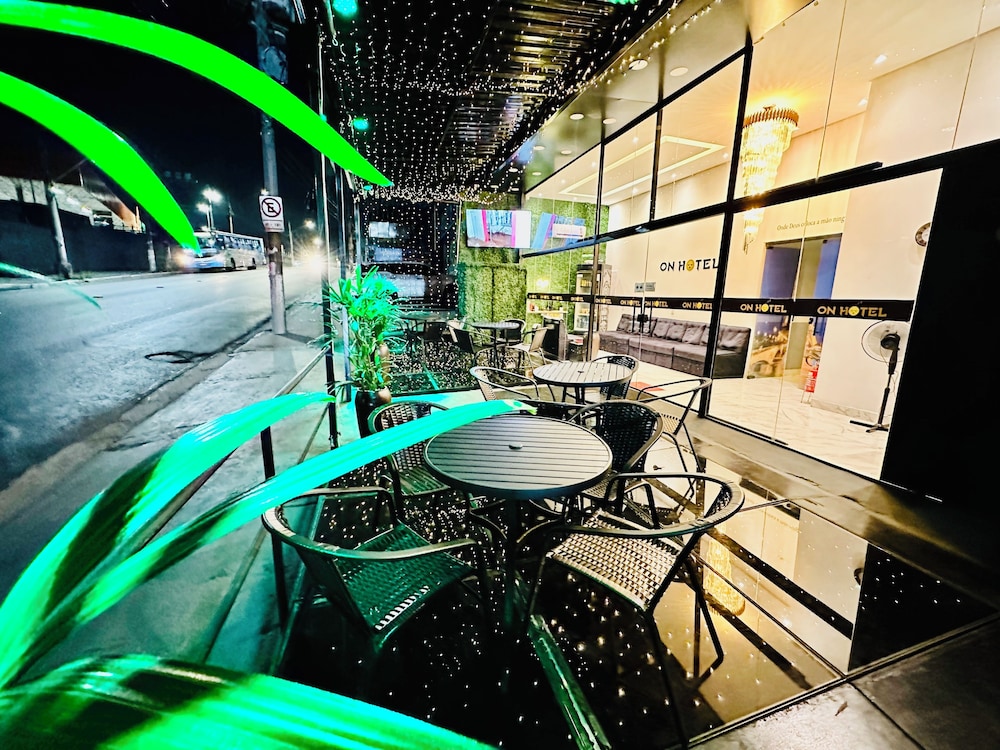 on hostel premium com traslado e cafe