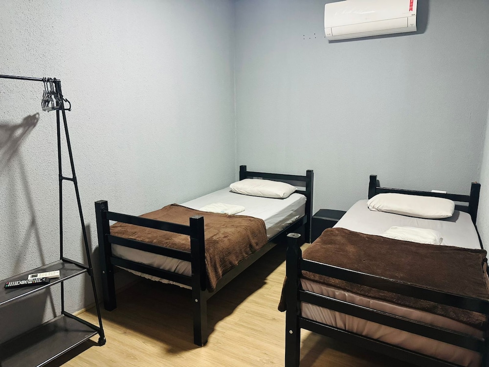 on hostel premium com traslado e cafe