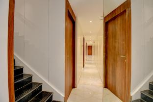 hotel majestic crest