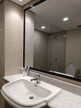 grand tropic suites hotel