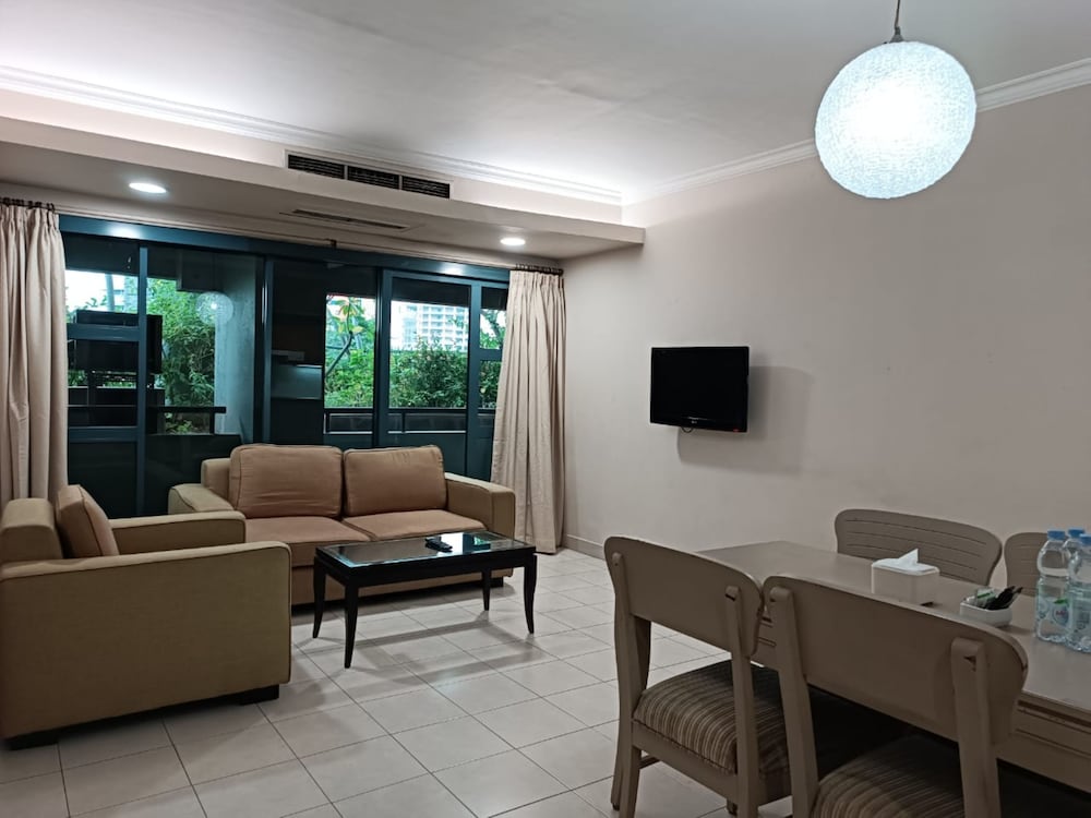 grand tropic suites hotel