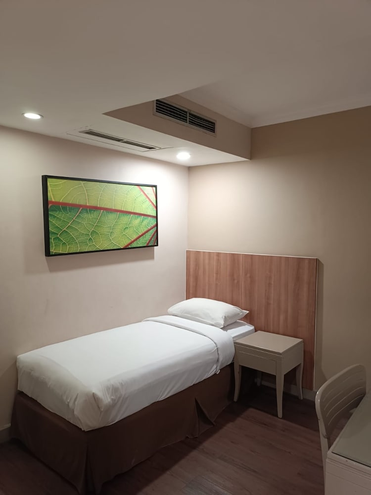 grand tropic suites hotel