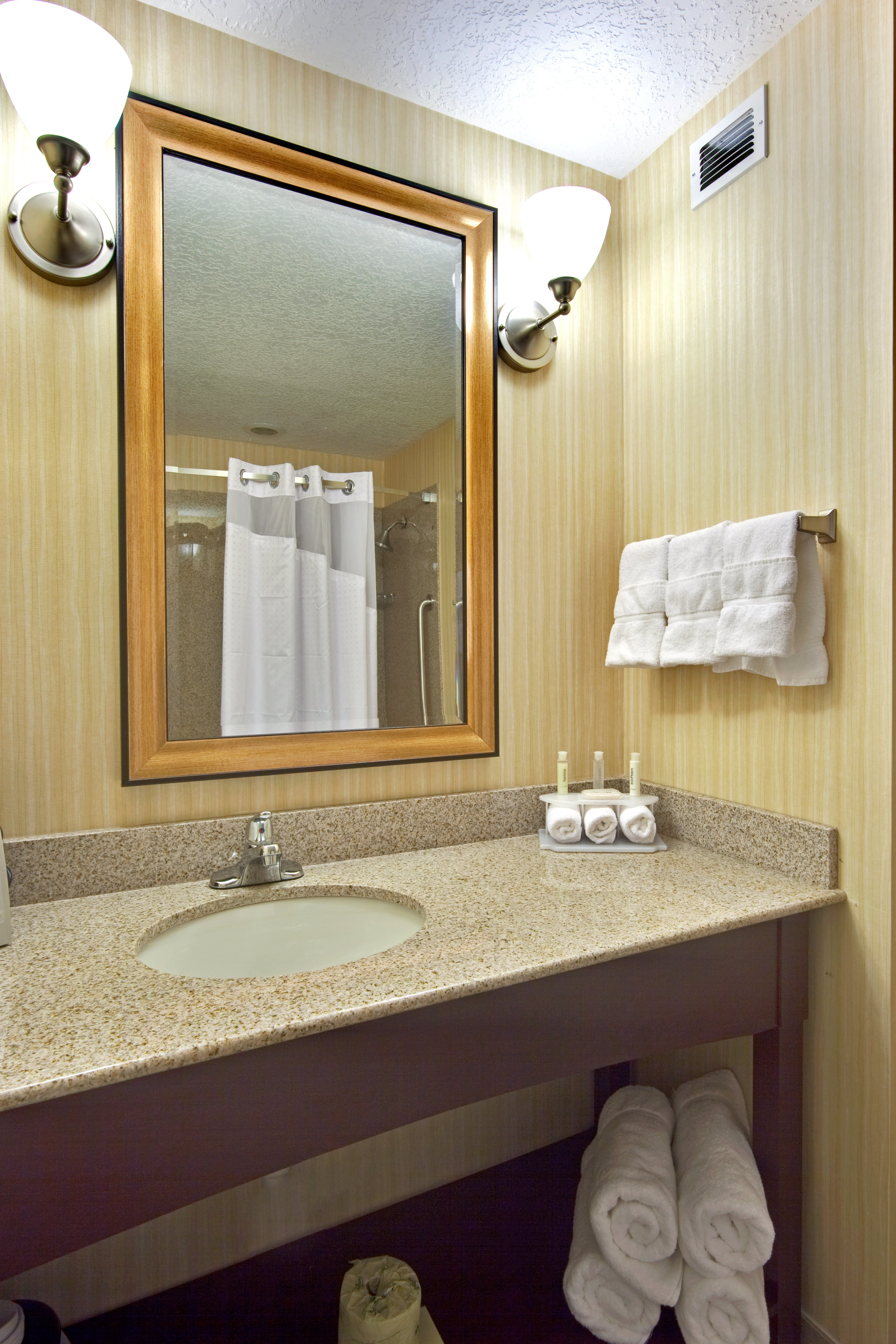 holiday inn express hotel and suites grants milan by ihg