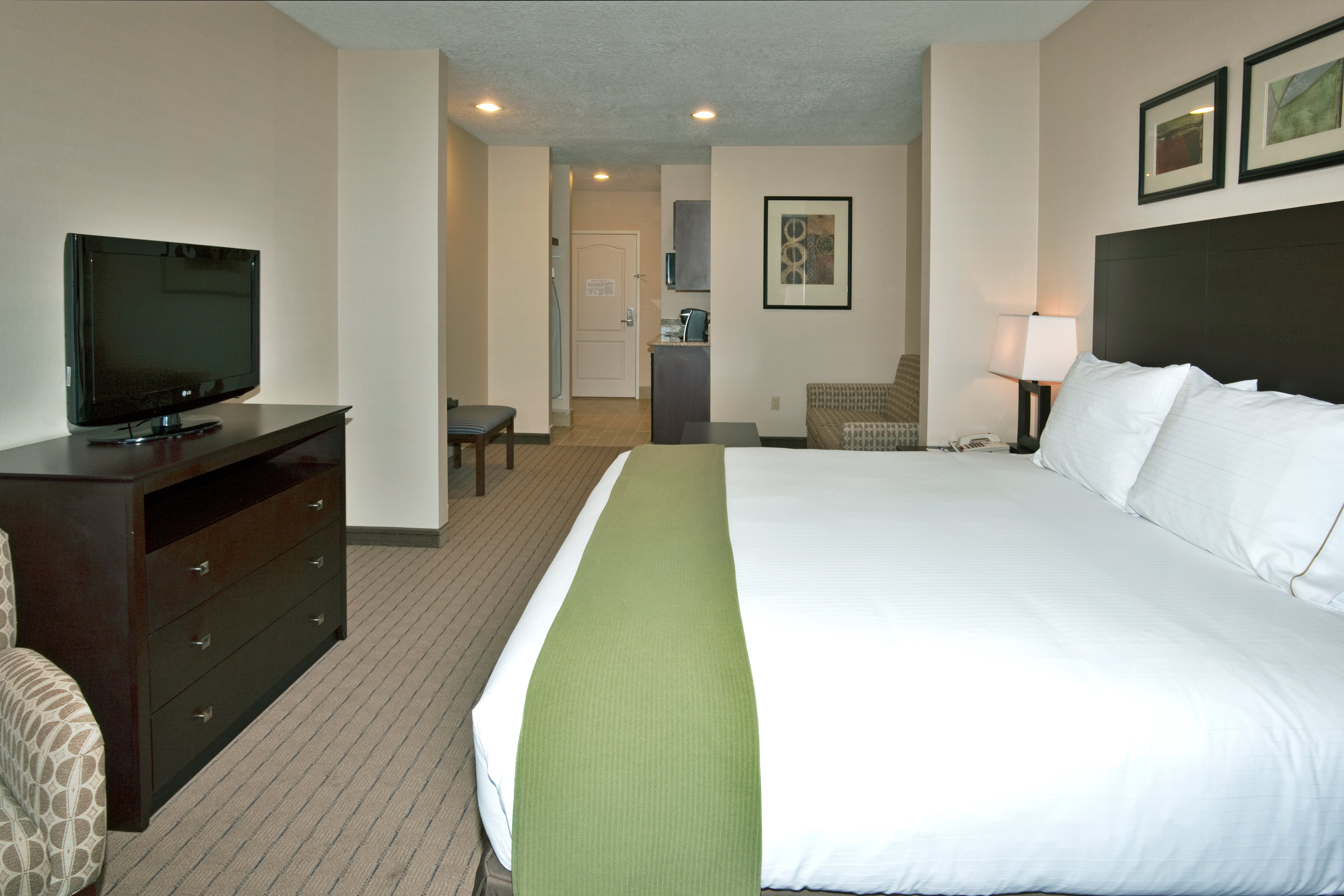 holiday inn express hotel and suites grants milan by ihg