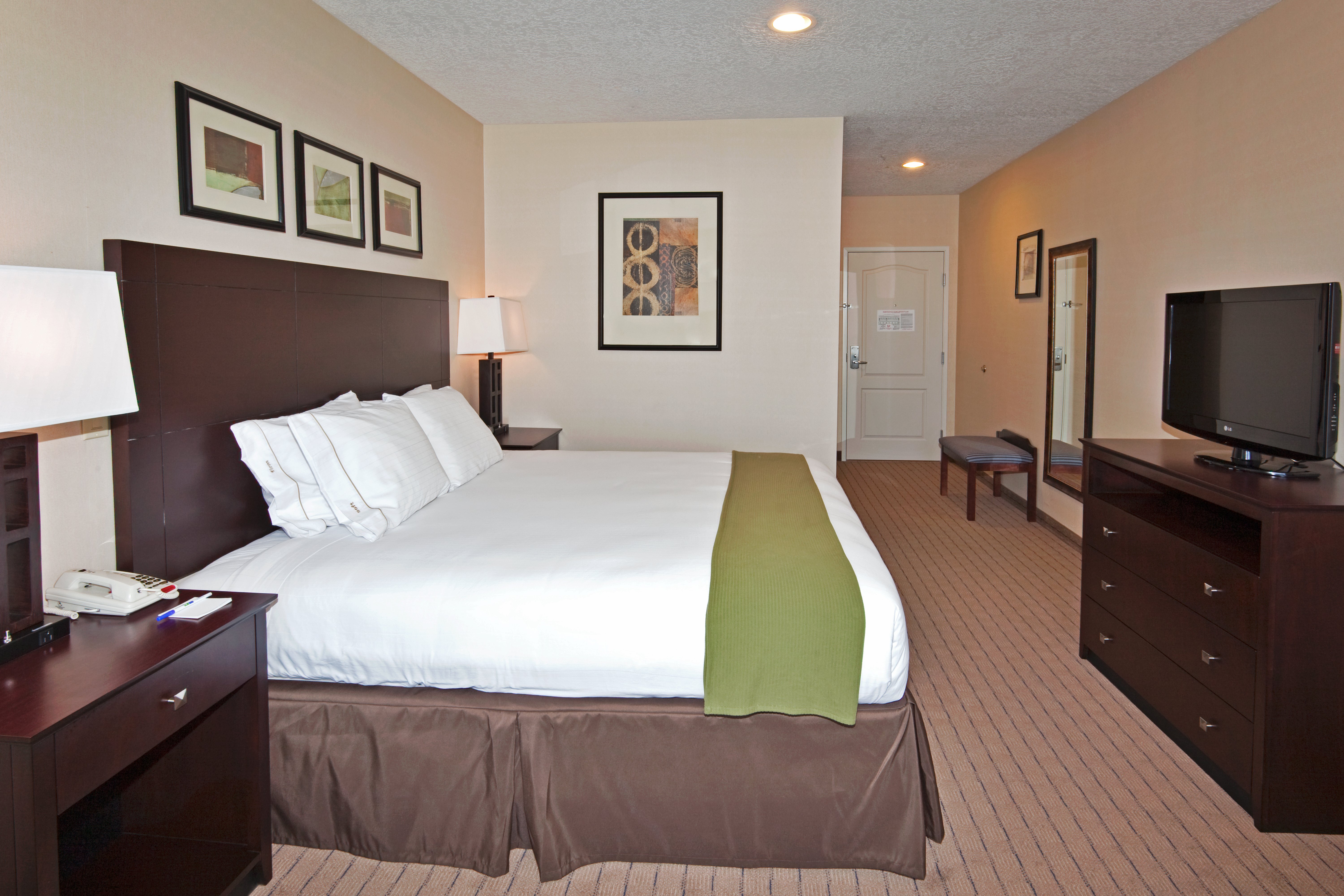 holiday inn express hotel and suites grants milan by ihg
