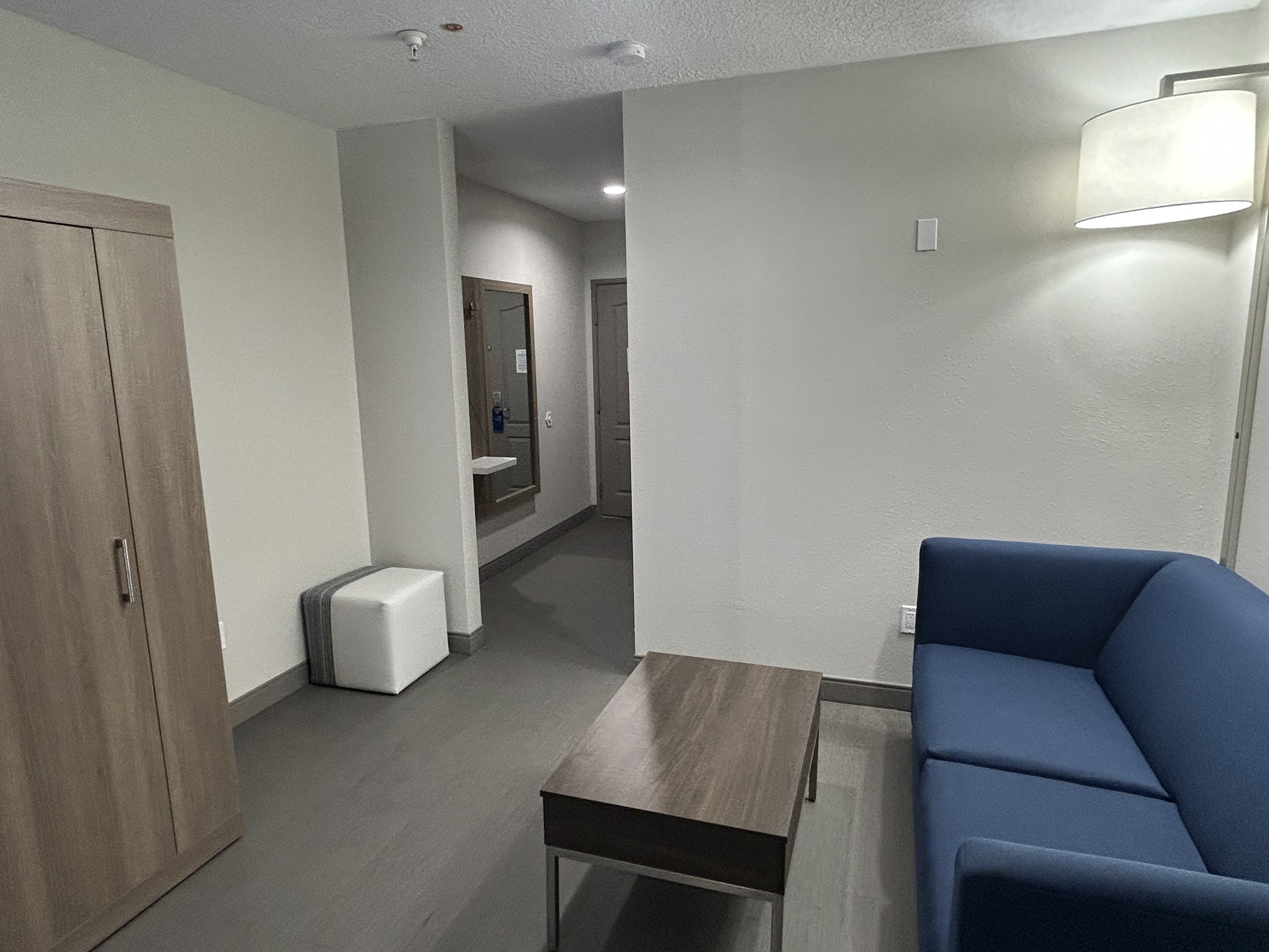 holiday inn express hotel and suites grants milan by ihg