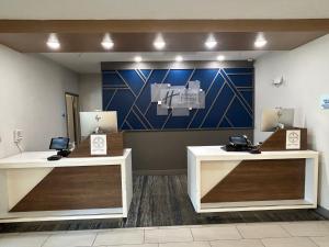 holiday inn express hotel and suites grants milan by ihg