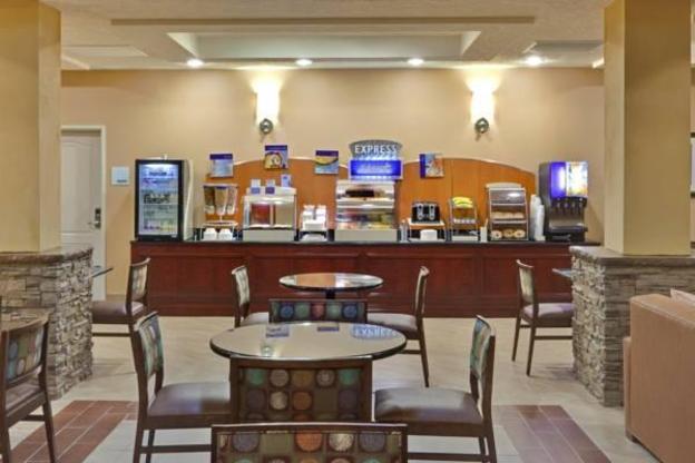 holiday inn express hotel and suites grants milan by ihg