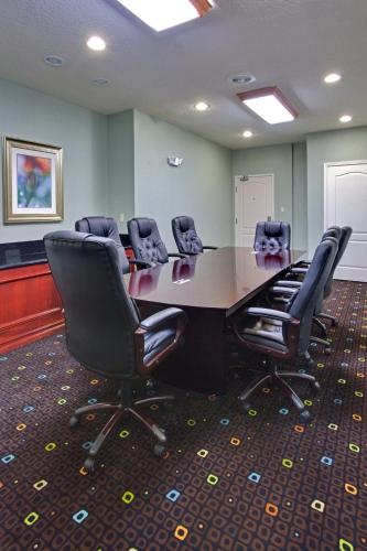 holiday inn express hotel and suites grants milan by ihg