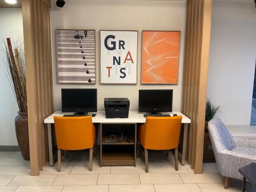 holiday inn express hotel and suites grants milan by ihg