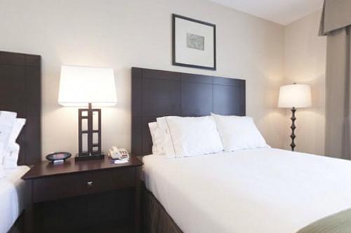 holiday inn express hotel and suites grants milan by ihg