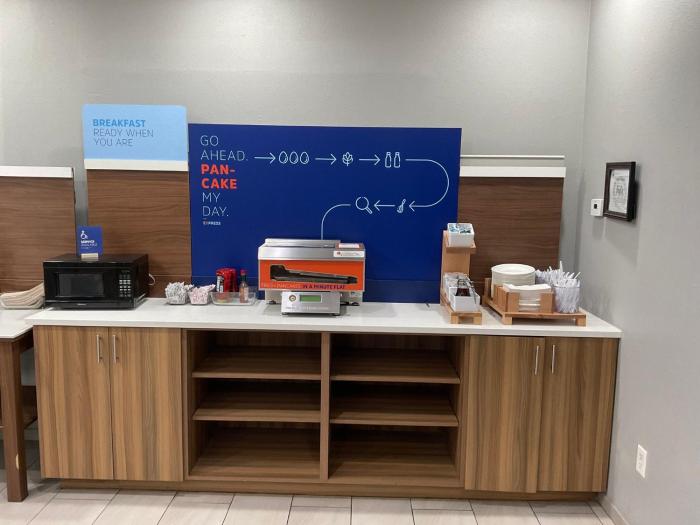 holiday inn express hotel and suites grants milan by ihg