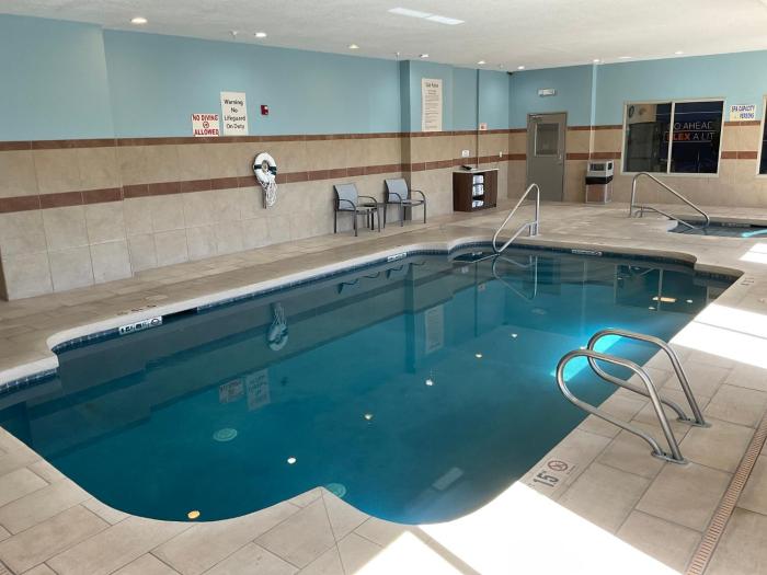 holiday inn express hotel and suites grants milan by ihg