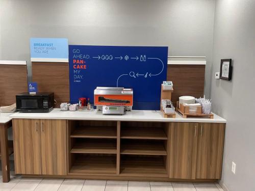 holiday inn express hotel and suites grants milan by ihg