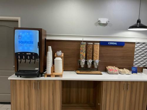 holiday inn express hotel and suites grants milan by ihg
