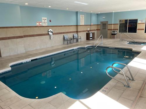 holiday inn express hotel and suites grants milan by ihg