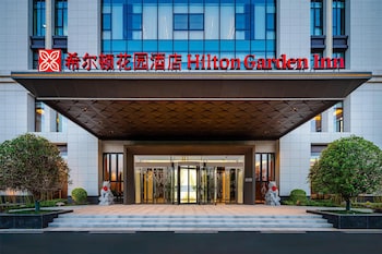 hilton garden inn xinyang east railway station