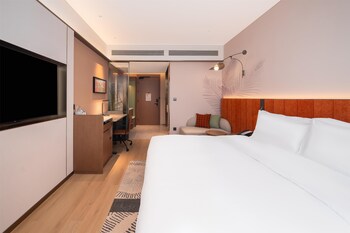 hilton garden inn xinyang east railway station