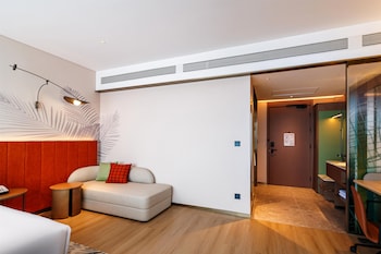 hilton garden inn xinyang east railway station